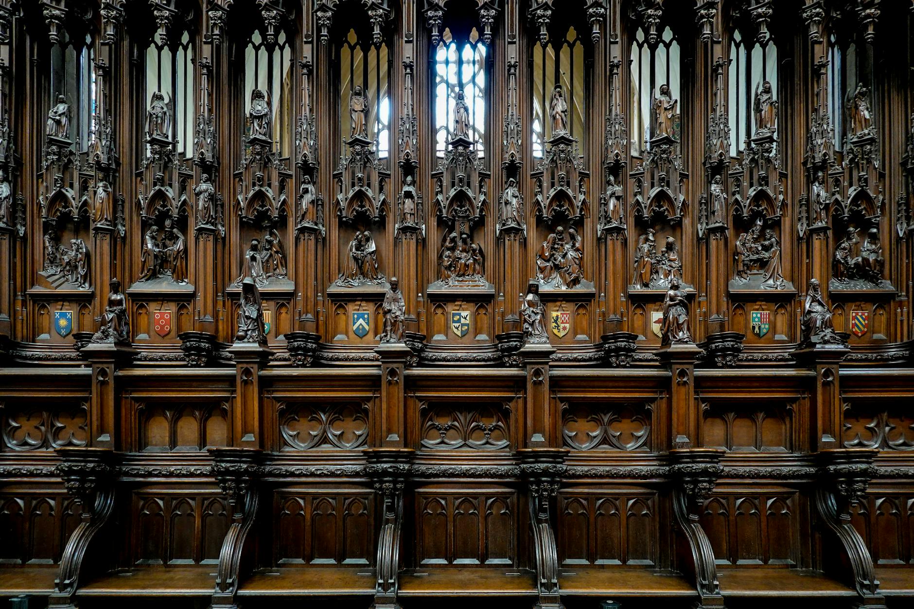 Gotyckie drewniane stallach chórowe z misternymi rzeźbieniami