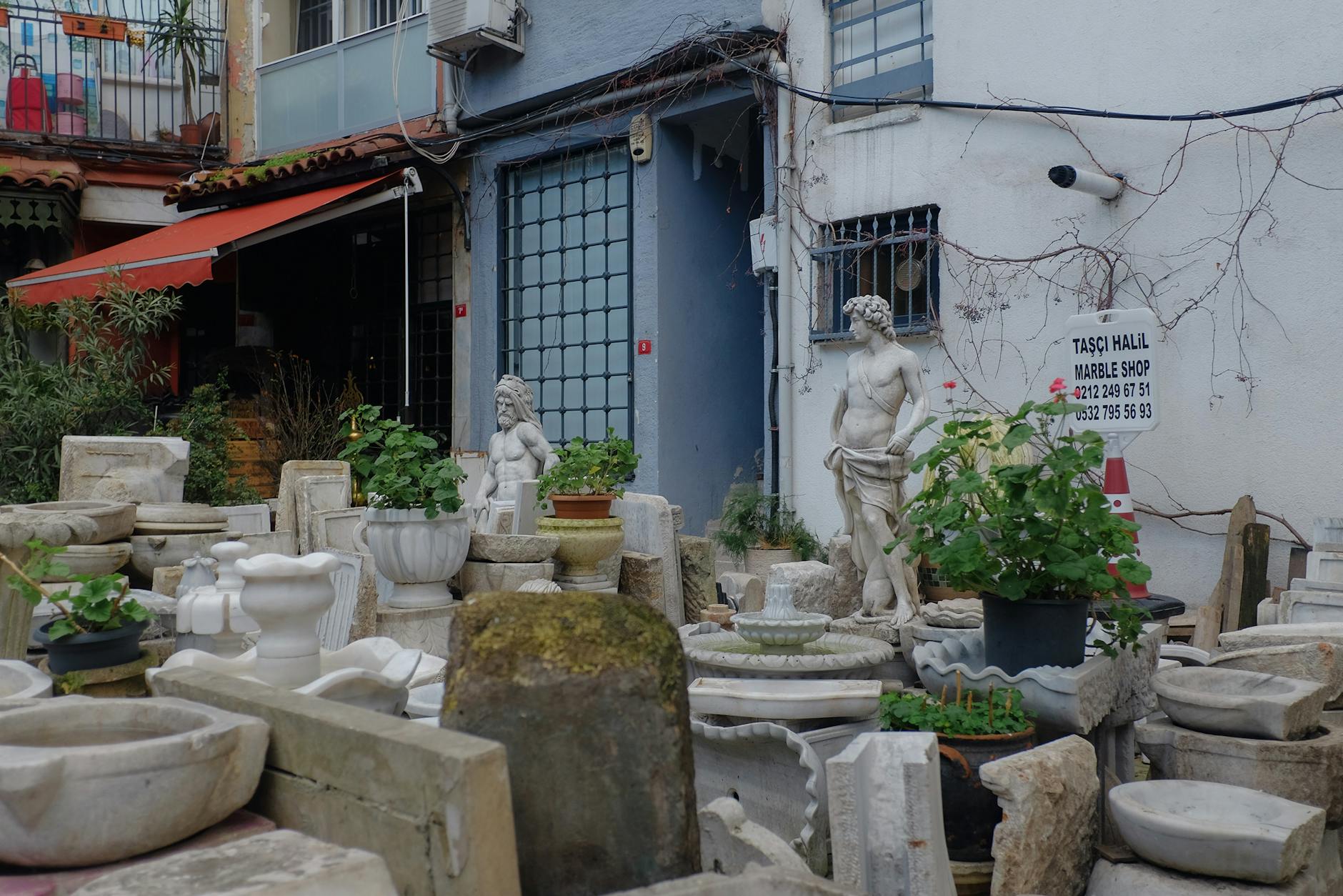 Marmurowe rzeźby i bloki wystawione na zewnątrz tureckiego warsztatu