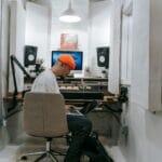 Mężczyzna pracuje nad dźwiękiem w jasnym, nowoczesnym studio