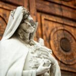 Zniszczona figura Matki Boskiej przed opuszczonym kościołem w Meksyku