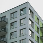 Nowoczesny kompleks apartamentów w centrum miasta z kolorowymi balkonami