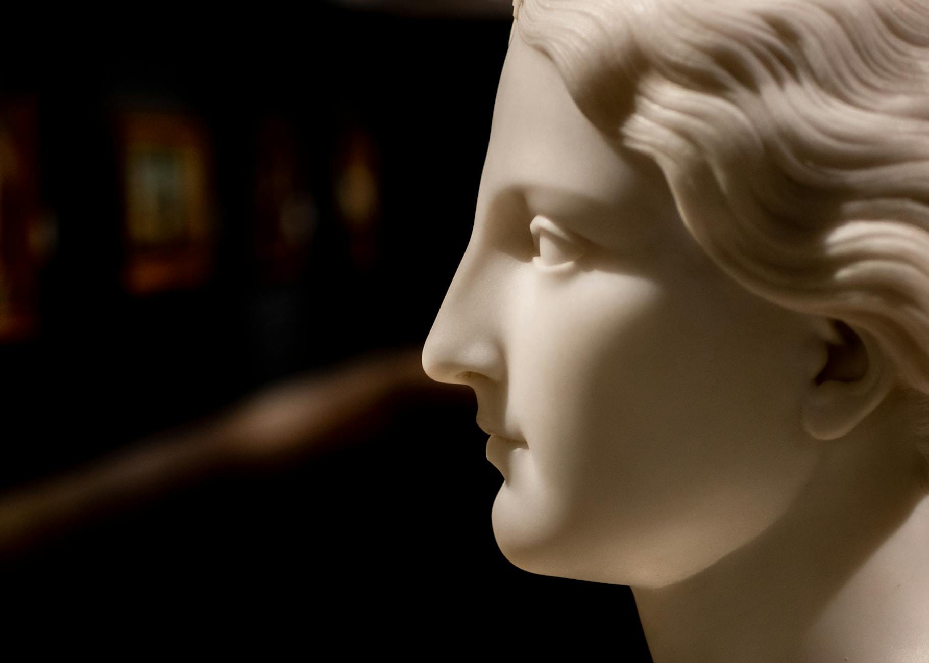 Profilowy widok marmurowej rzeźby ukazujący precyzję detalu