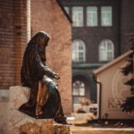 Rzeźba plenerowa na zamówienie w Polsce: na co zwrócić uwagę przed wyborem artysty i motywu